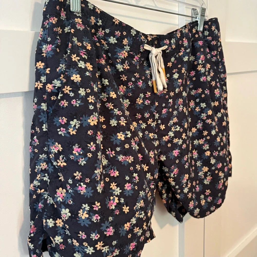 Marine Layer Men's Navy Floral Swim Trunks in Size M Beach